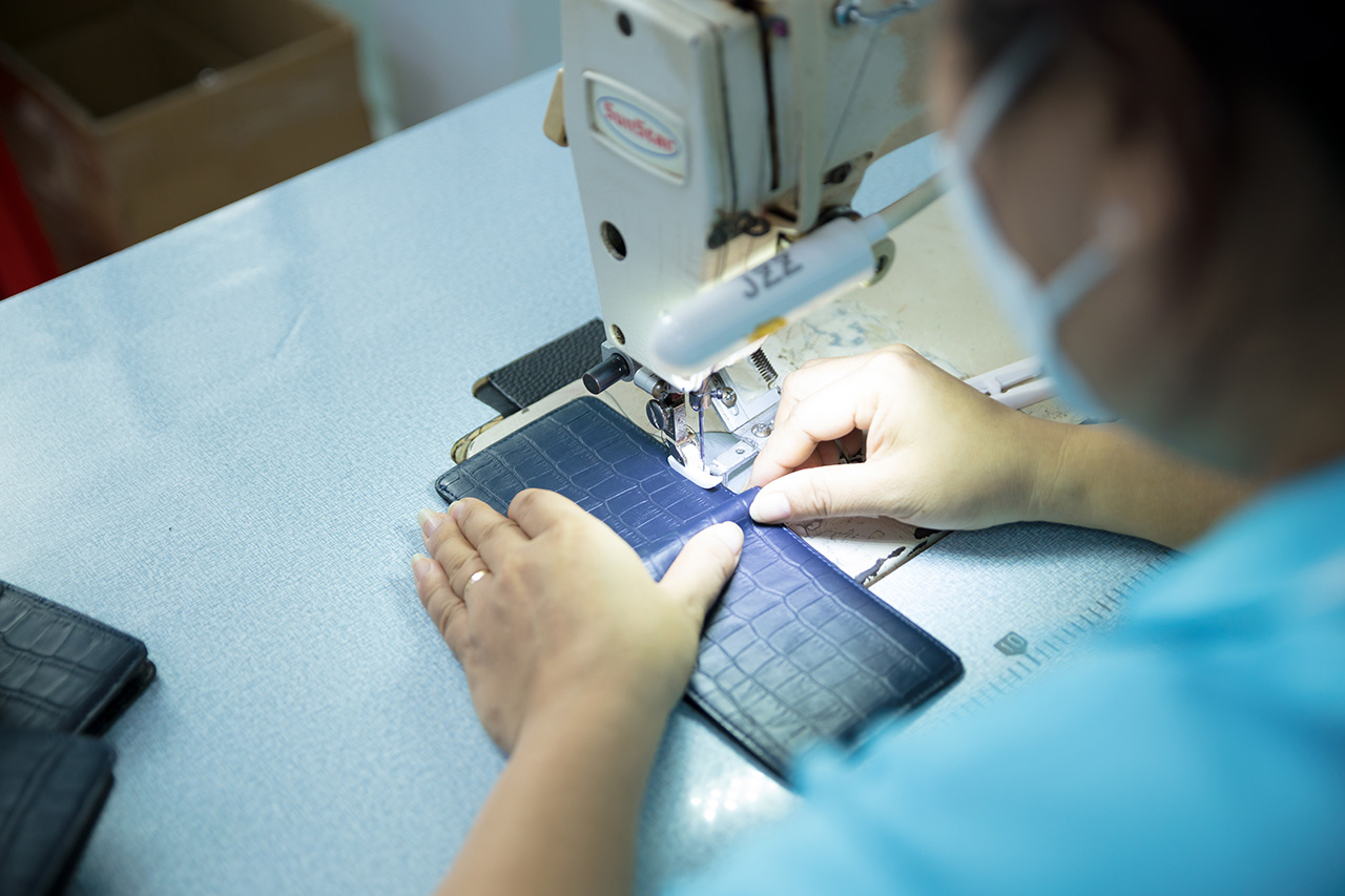 Xưởng may ví da quà tặng doanh nghiệp