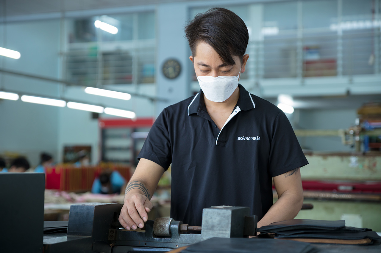 Xưởng may ví da khắc logo thương hiệu
